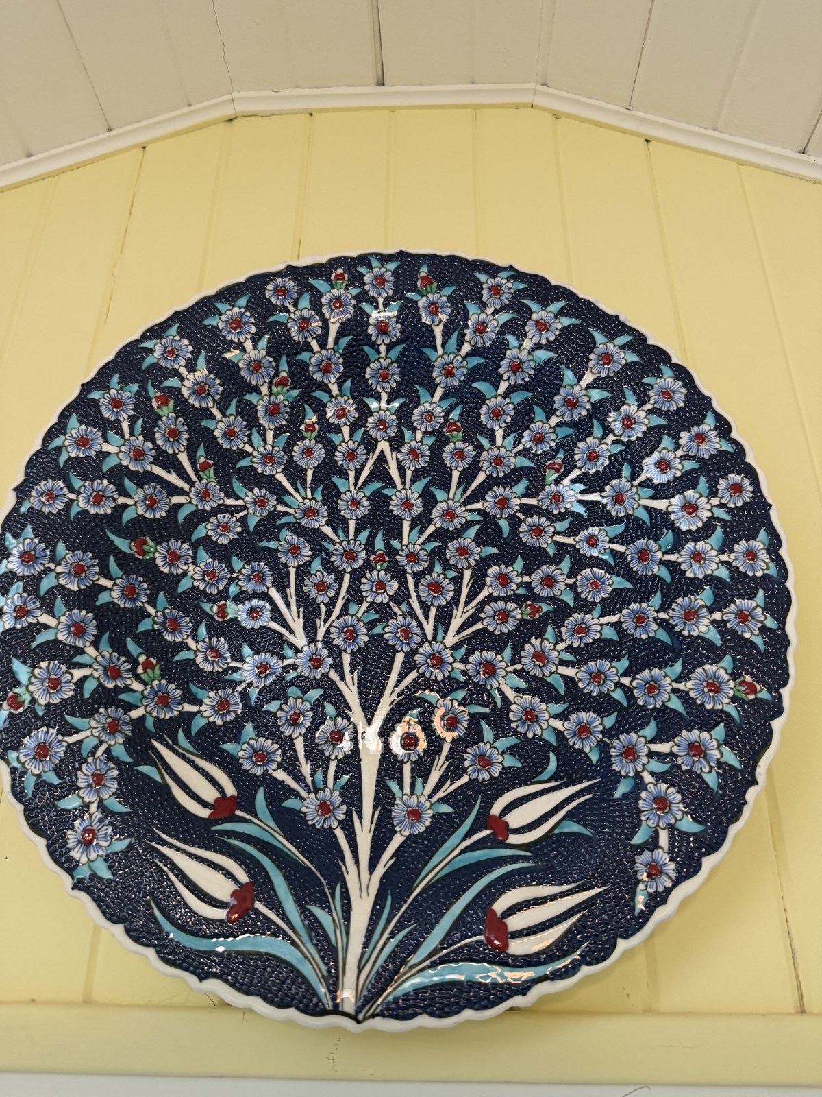 Assiette turque Iznik, motif arbre de vie floral