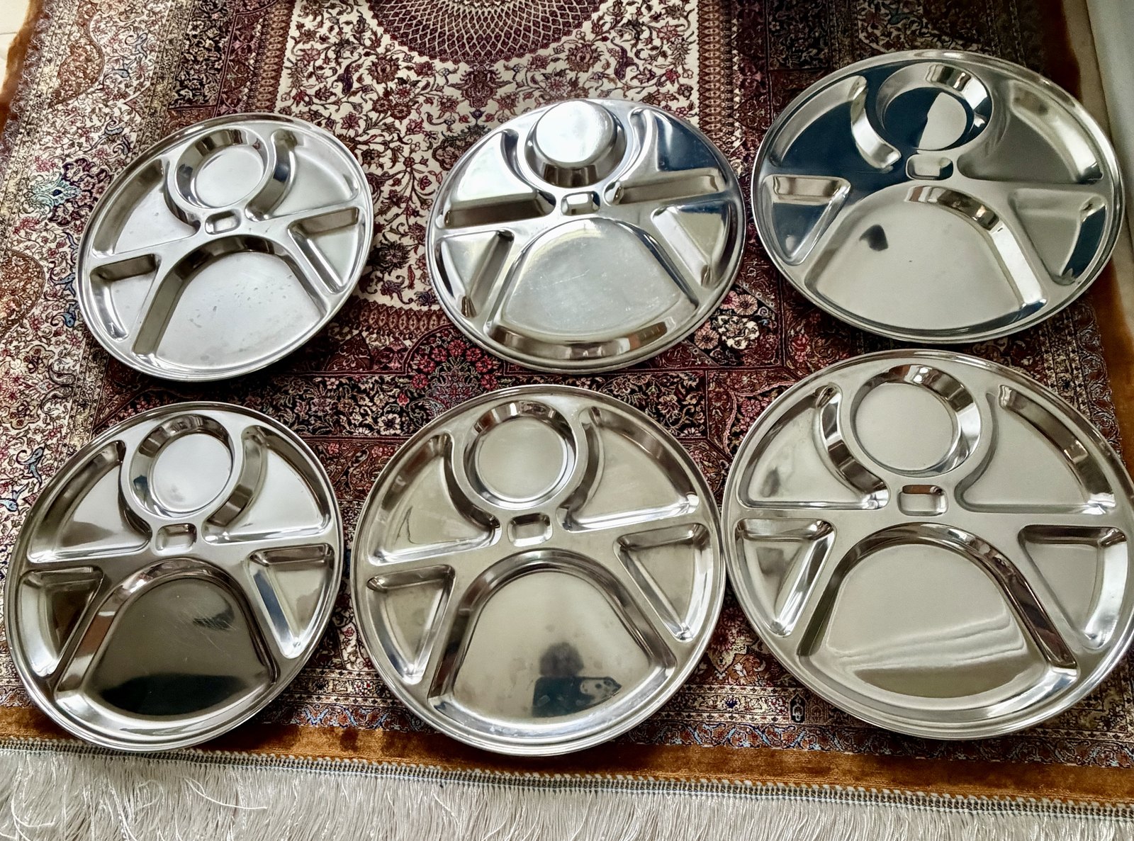 Six assiettes à thali indien en acier inoxydable à compartiments