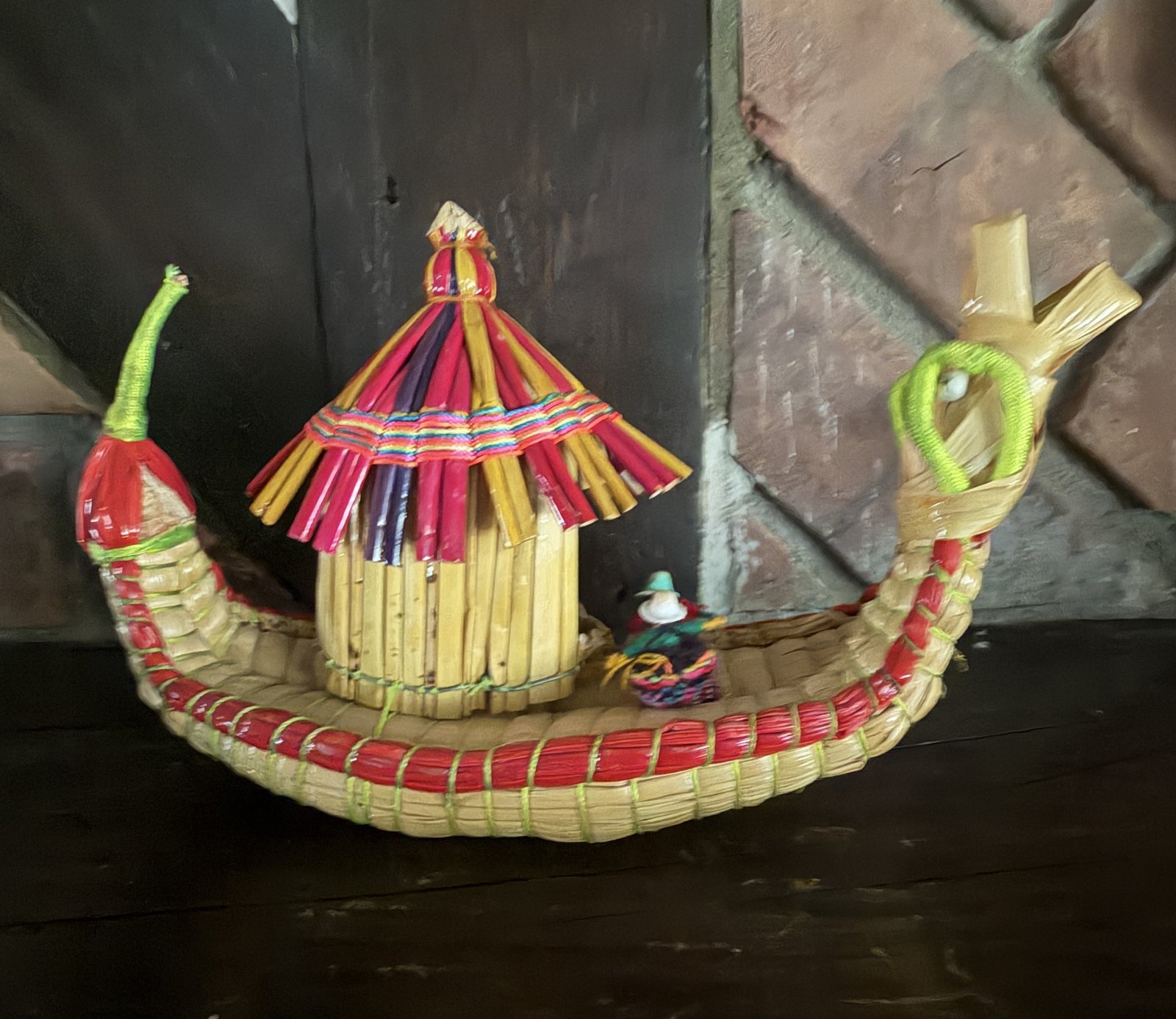 Barque en roseau du lac Titicaca, miniature avec hutte colorée