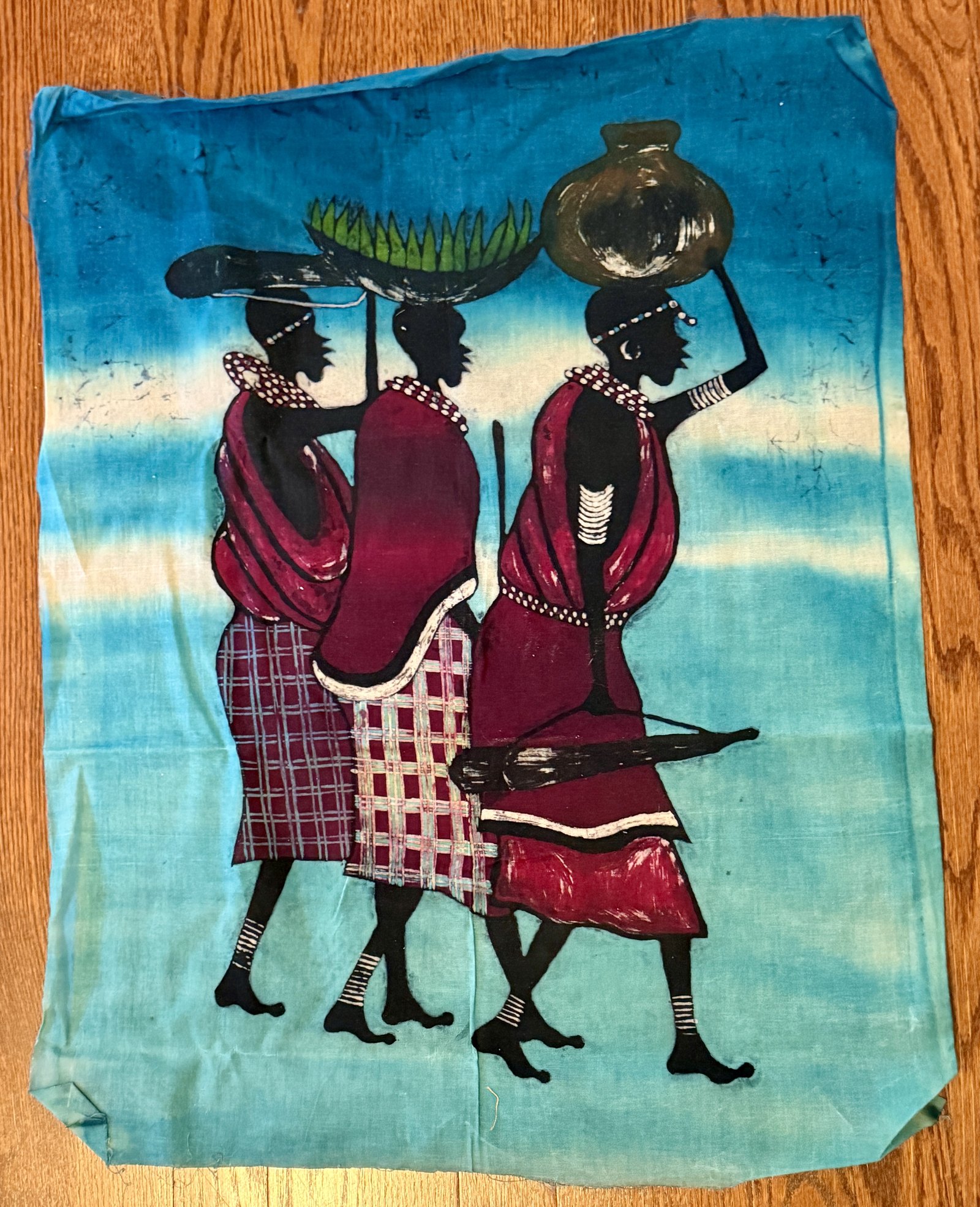 Batik africain, trois porteuses drapées de grenat sur fond turquoise dégradé