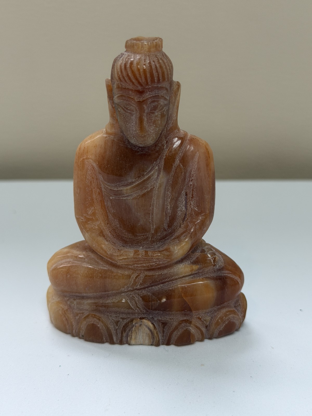 Petit Bouddha assis en pierre brune ambrée, Myanmar