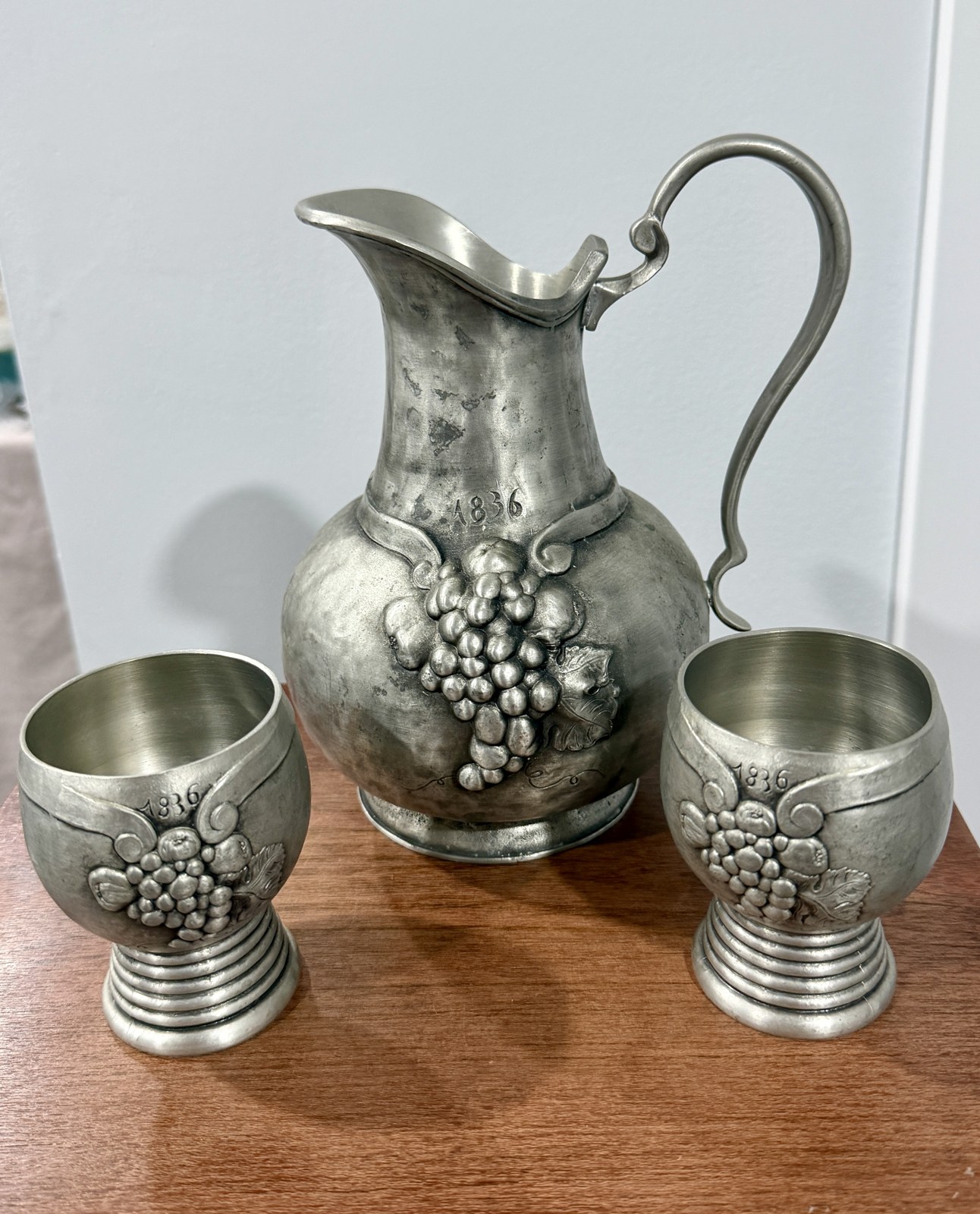 Ensemble à vin en étain, carafe et deux gobelets, Innsbruck