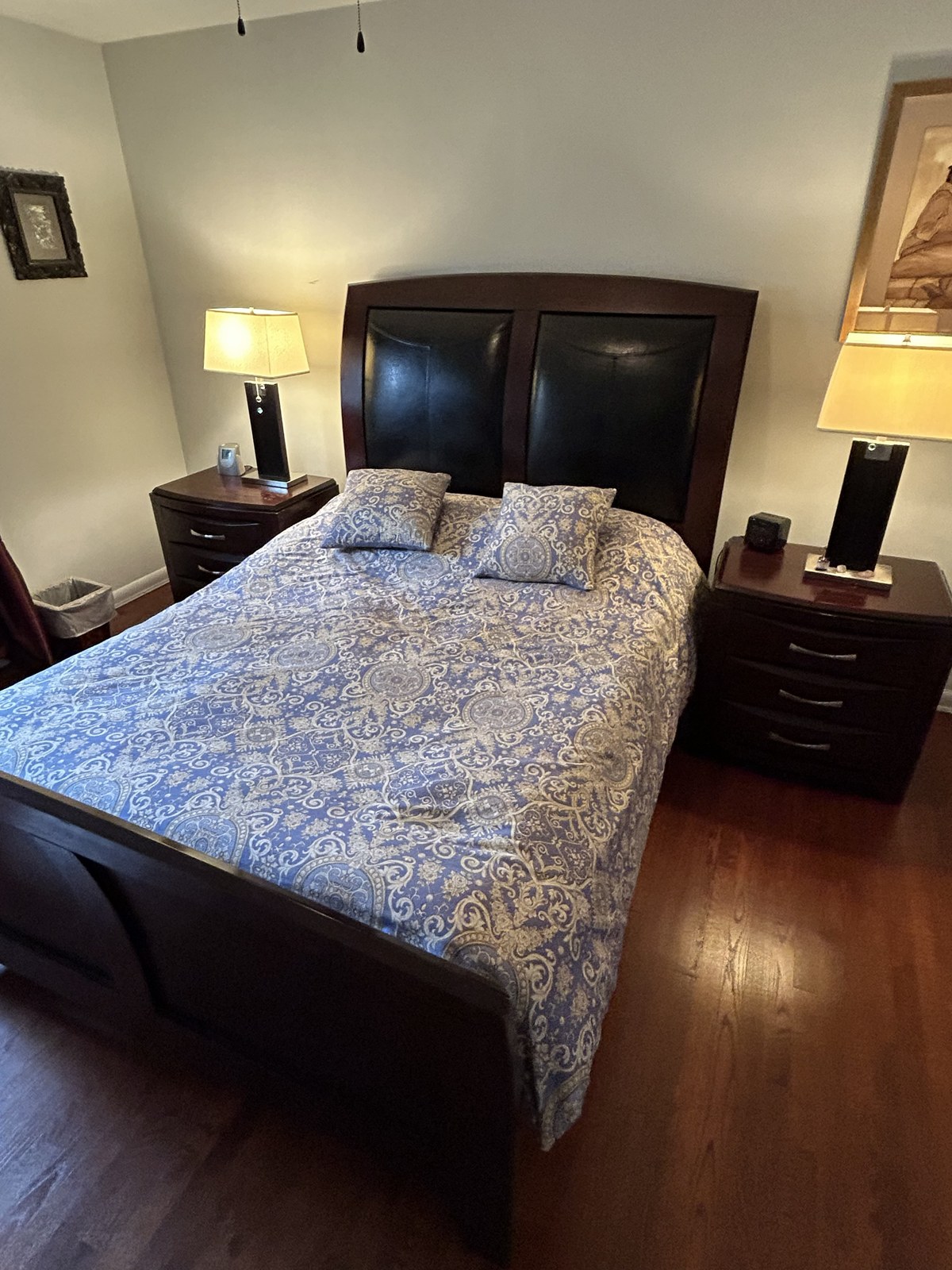 Lit Queen Casana en bois massif, fini brun acajou