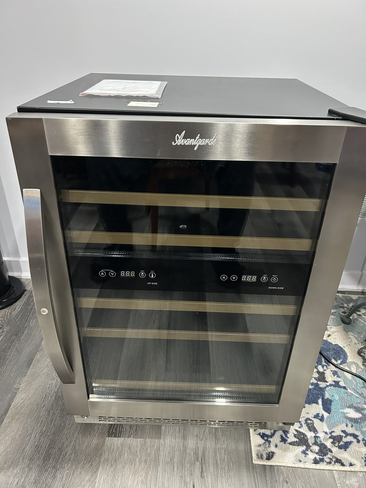 Cellier à vin Avantgarde, face inox et porte vitrée