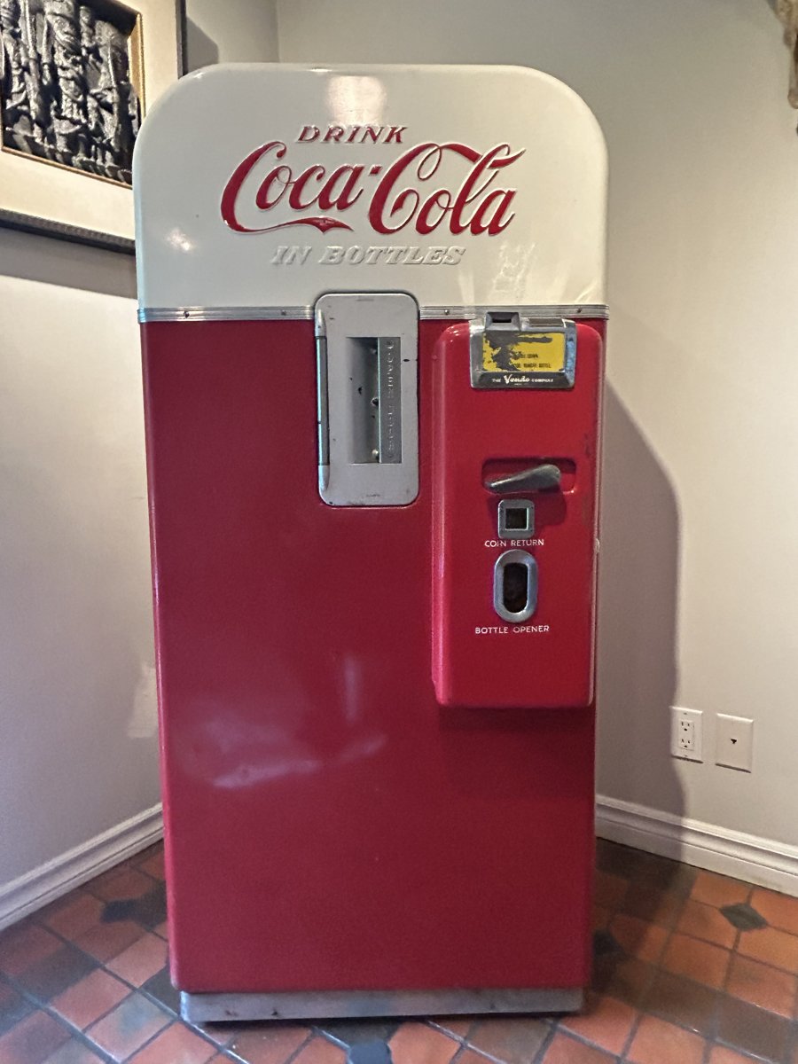 Distributrice Coca-Cola vintage rouge et blanche, vers 1961