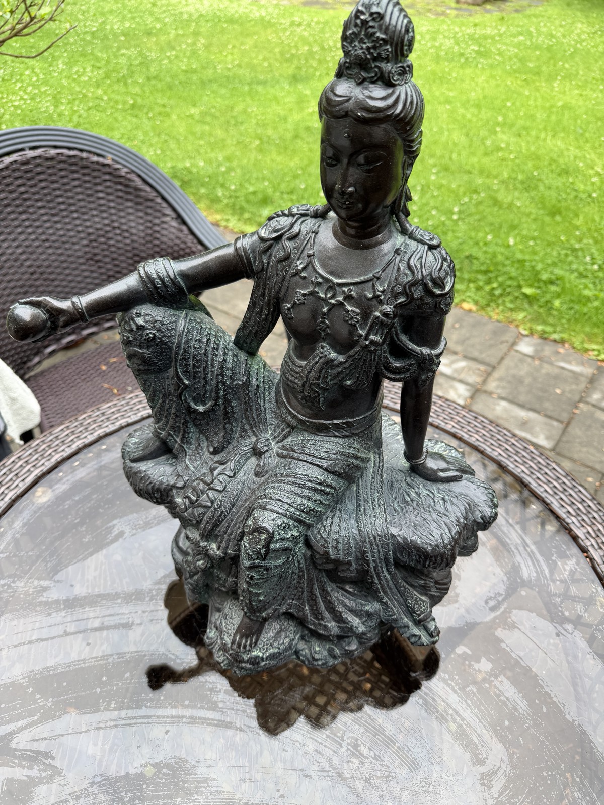 Divinité assise en bronze, Guanyin, patine ancienne