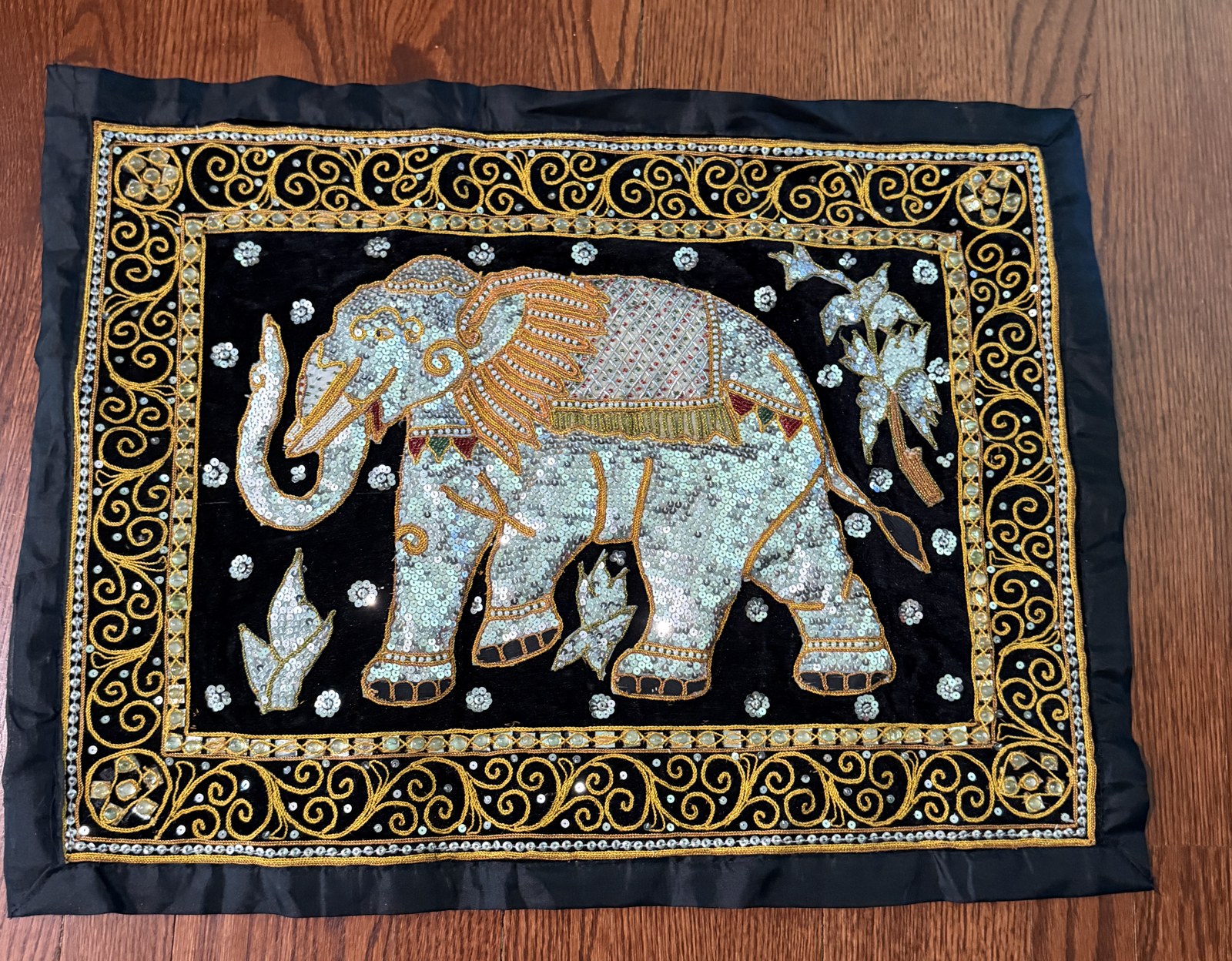 Panneau éléphant perlé, broderie et sequins, style birman