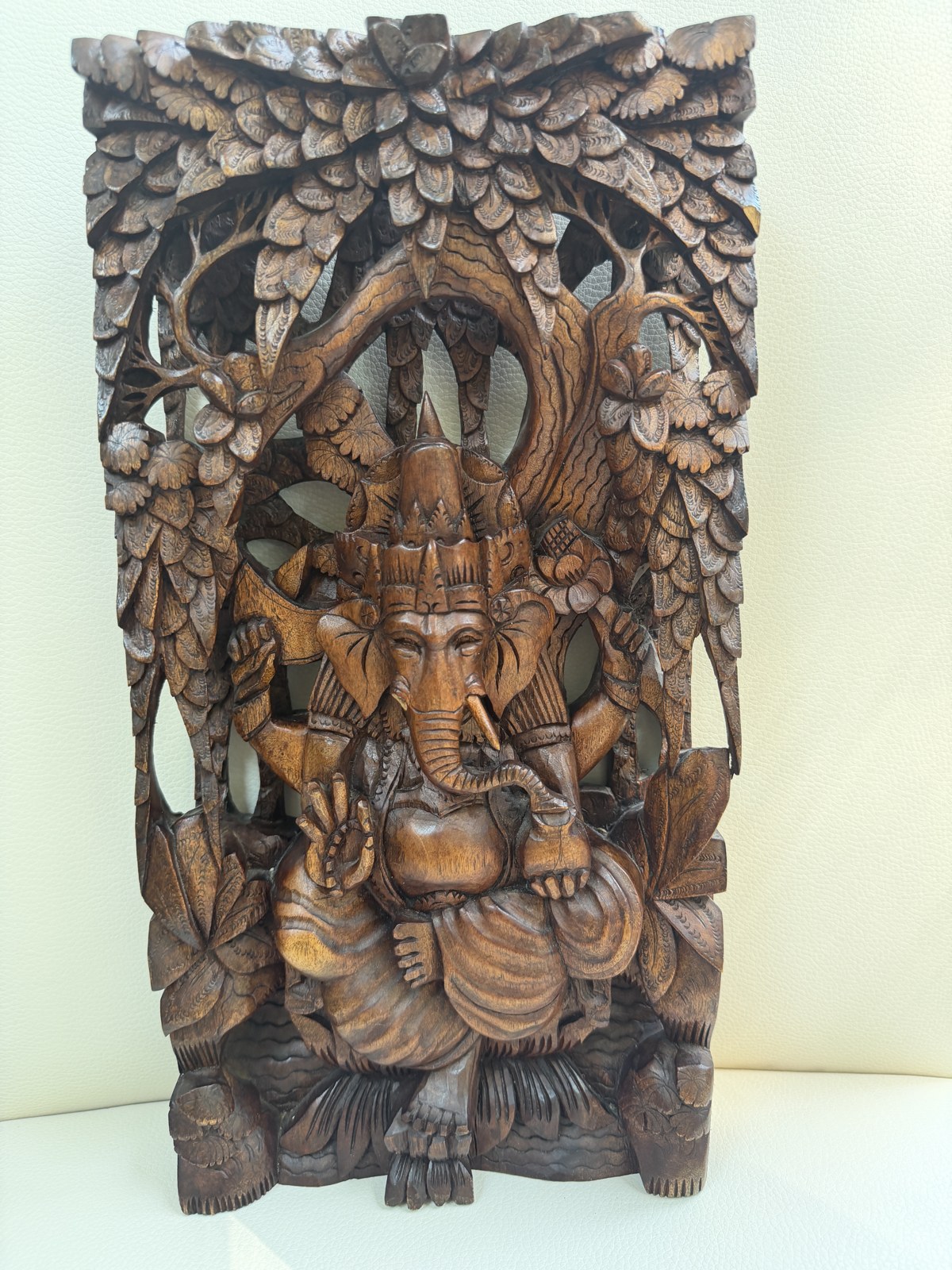 Panneau en bois sculpté représentant Ganesha