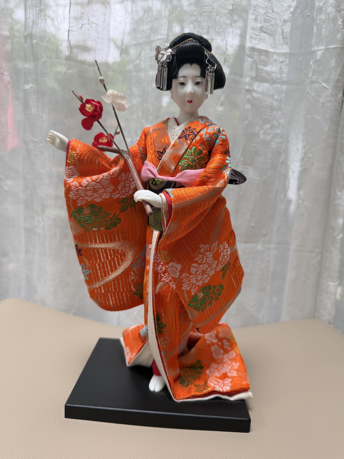 Poupée japonaise geisha en kimono orange
