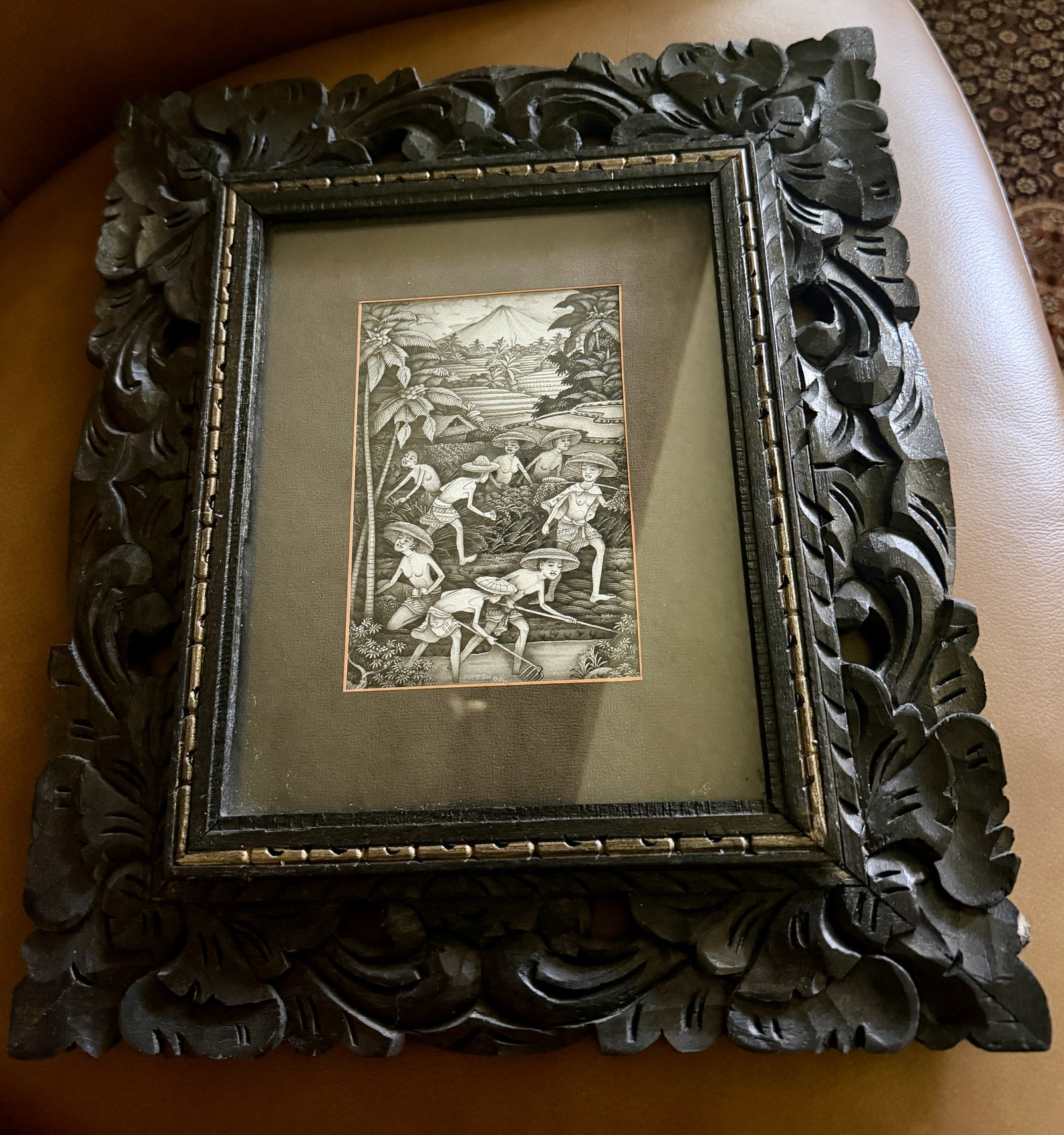 Gravure encadrée dans un cadre en bois sculpté à la main