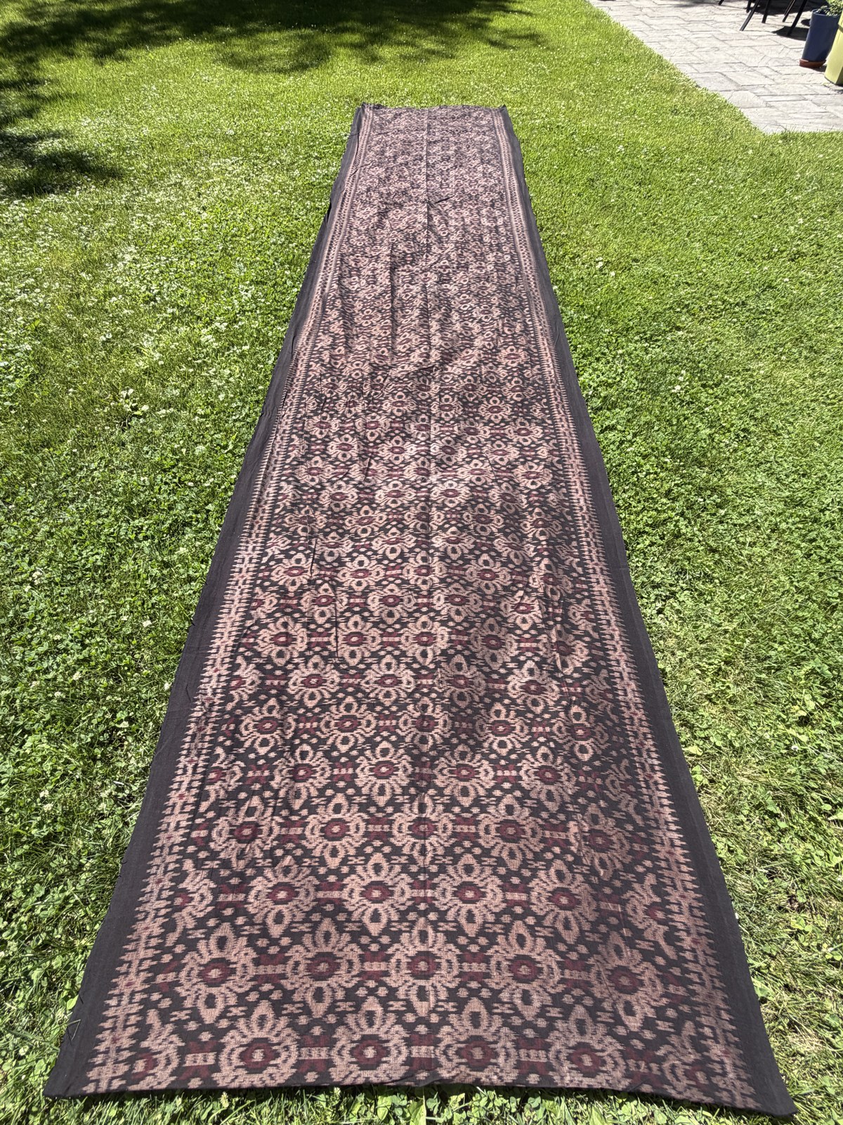 Tissu ikat véritable de Bali, tissé au métier, déroulé