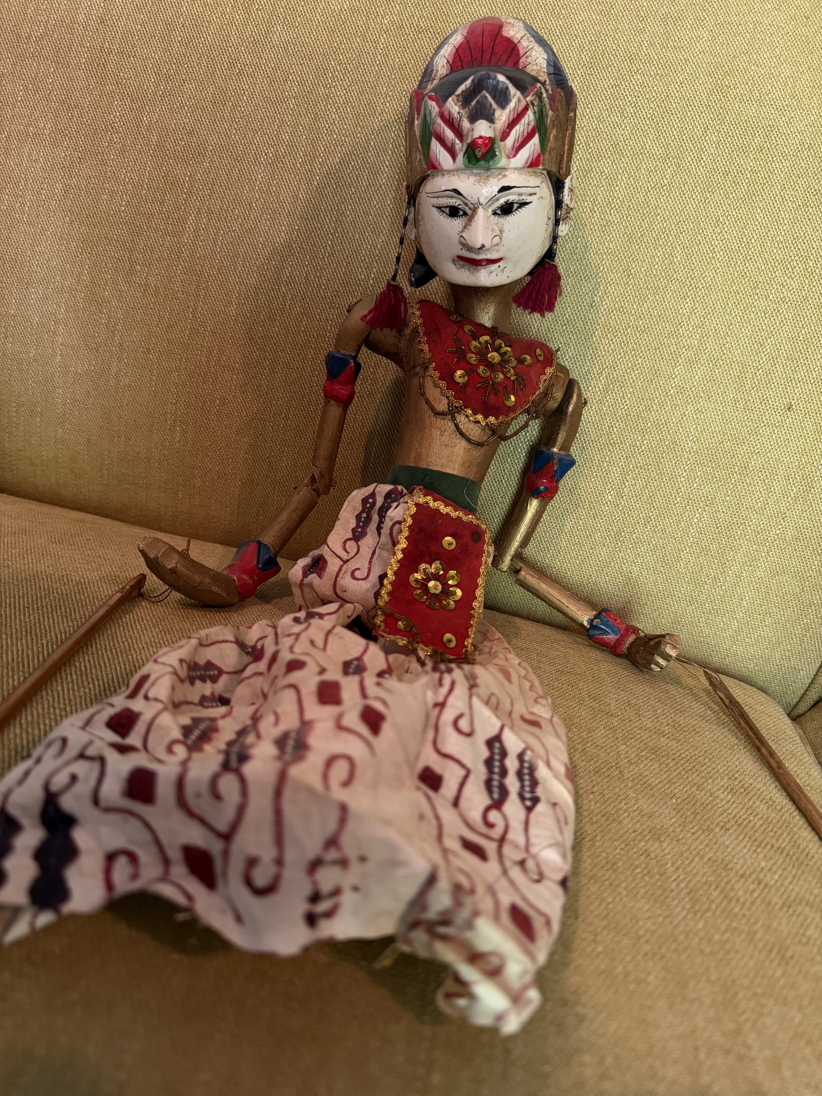 Marionnette wayang golek au visage clair, coiffe rouge et or, jupe batik