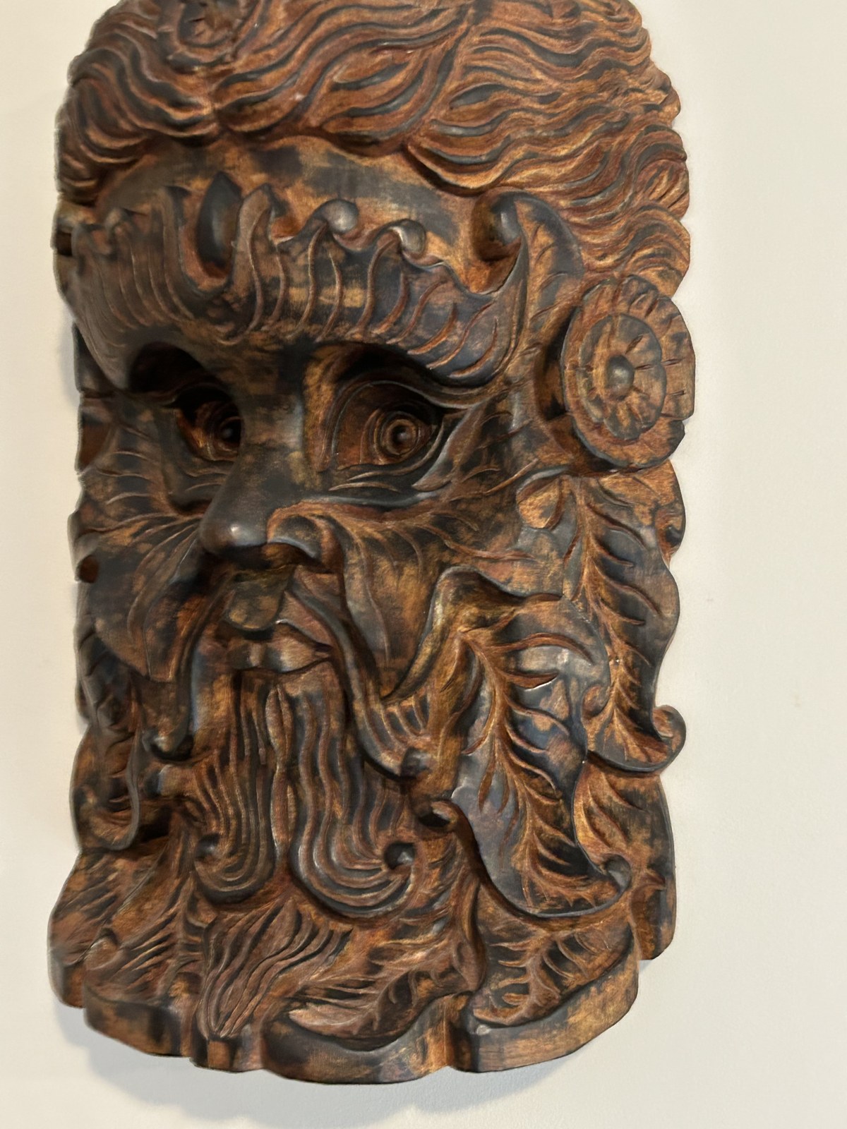 Tête sculptée d'homme barbu en bois