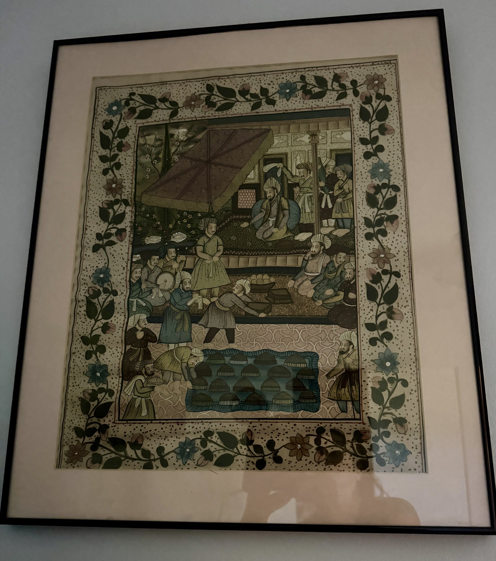 Miniature indo-persane encadrée, scène de cour, bordure florale