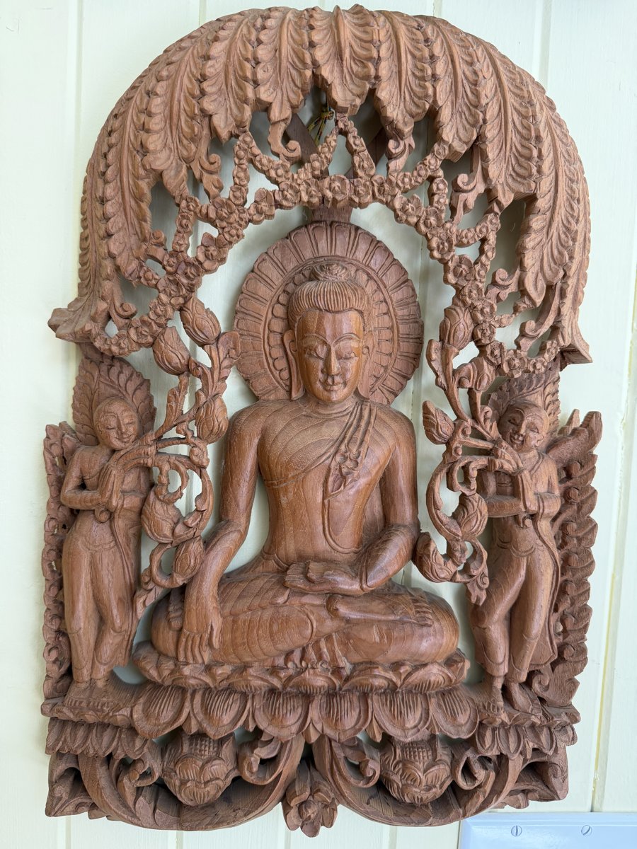 Panneau sculpté Bouddha — bois naturel ajouré