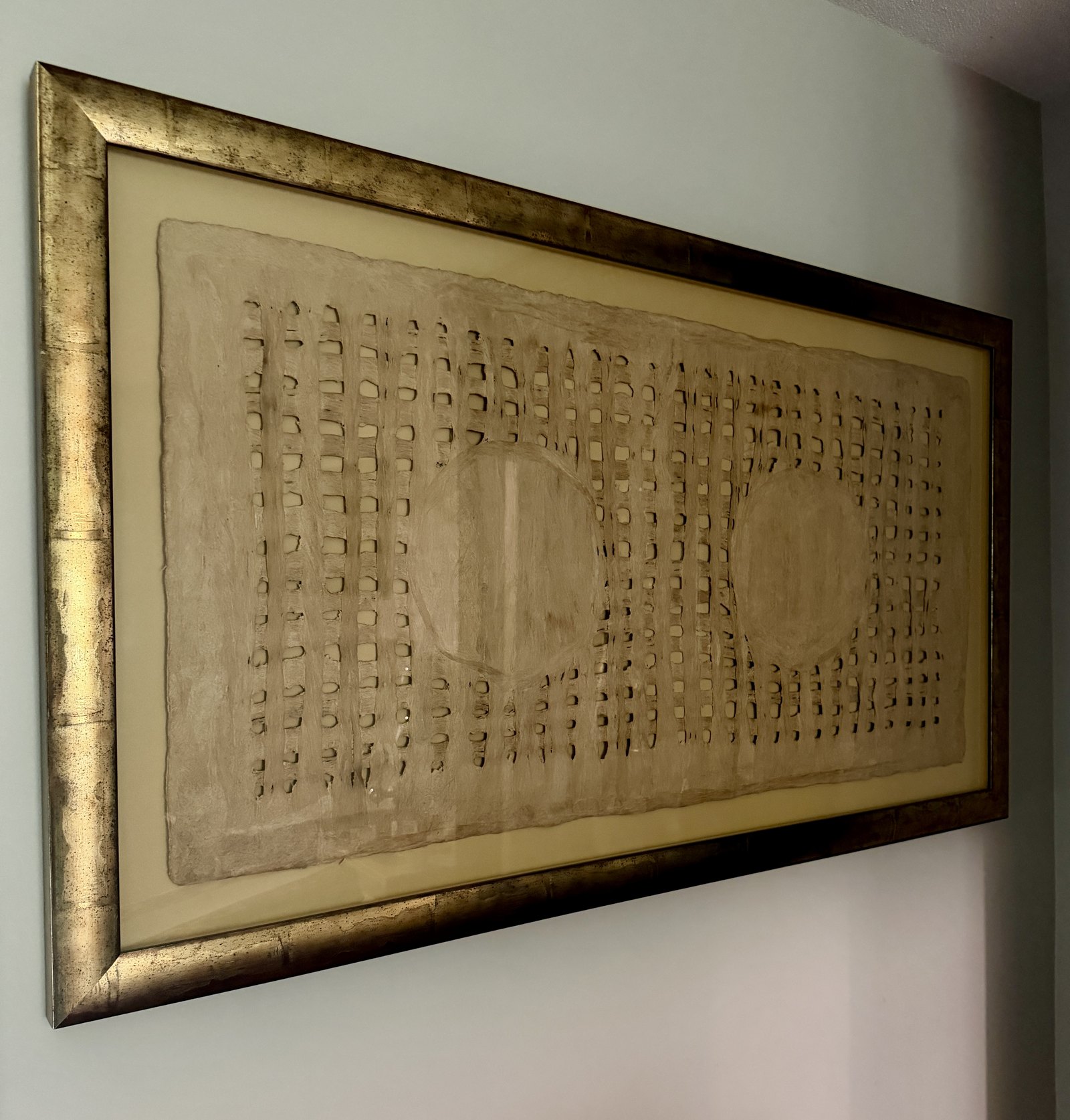 Grande œuvre abstraite en relief sur papier, cadre doré, vue de face