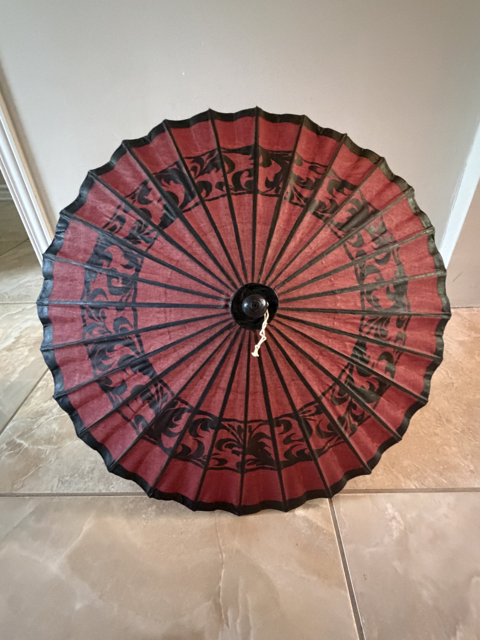 Ombrelle en papier peint rouge, ouverte
