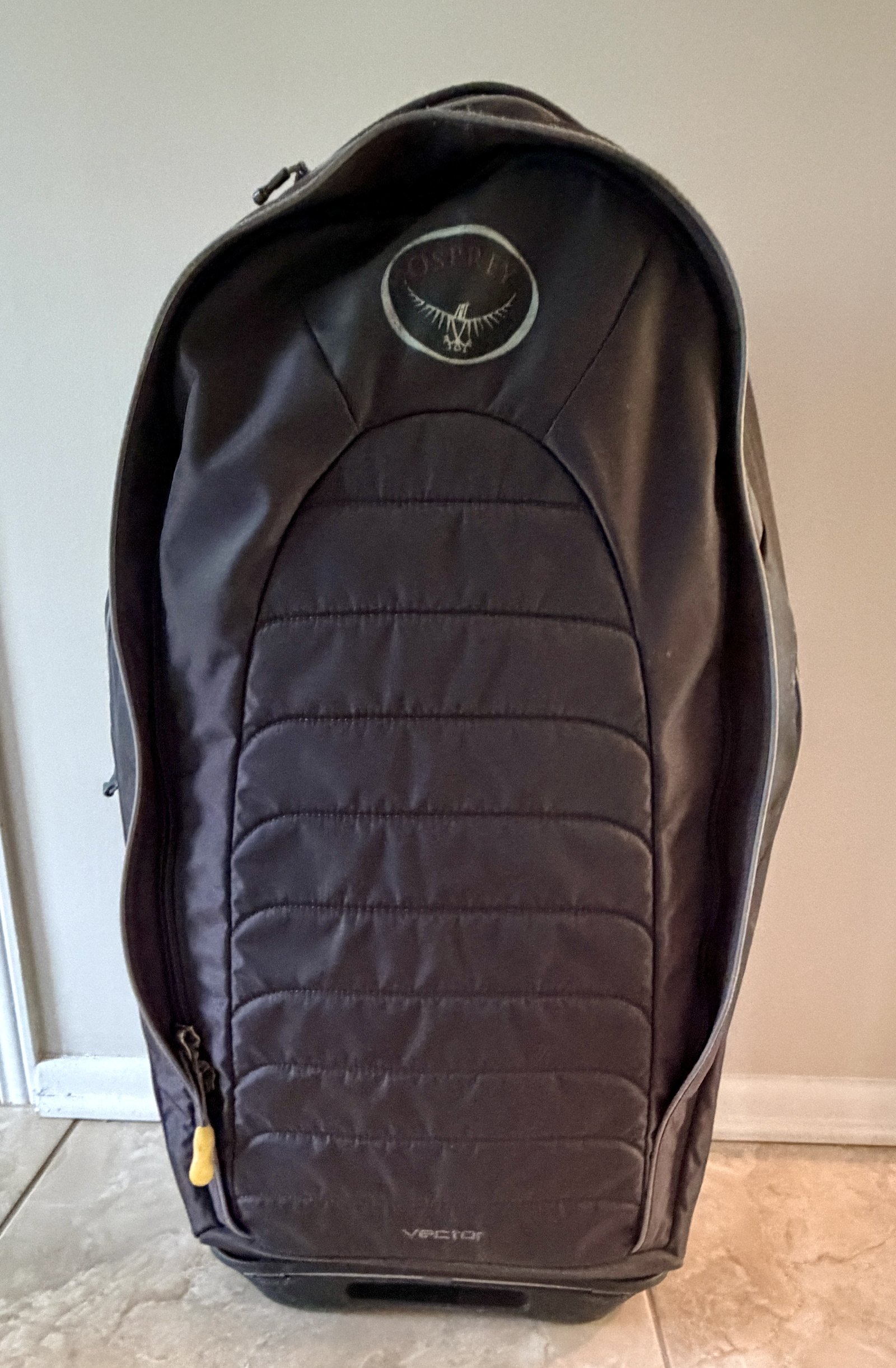 Valise à roulettes Osprey brune, vue de face