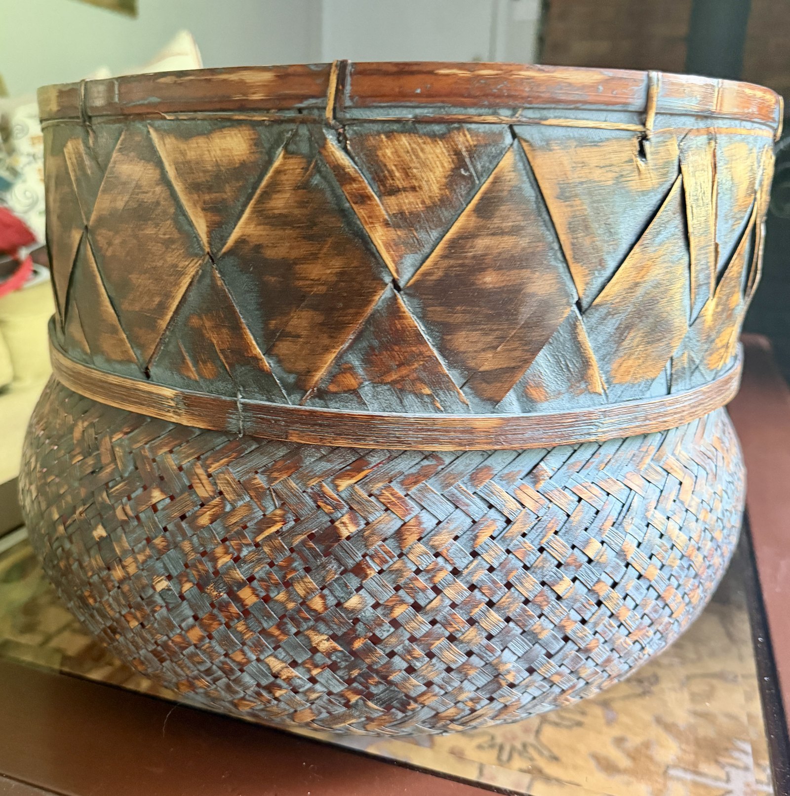 Grand panier en bambou tressé, motifs de triangles peints