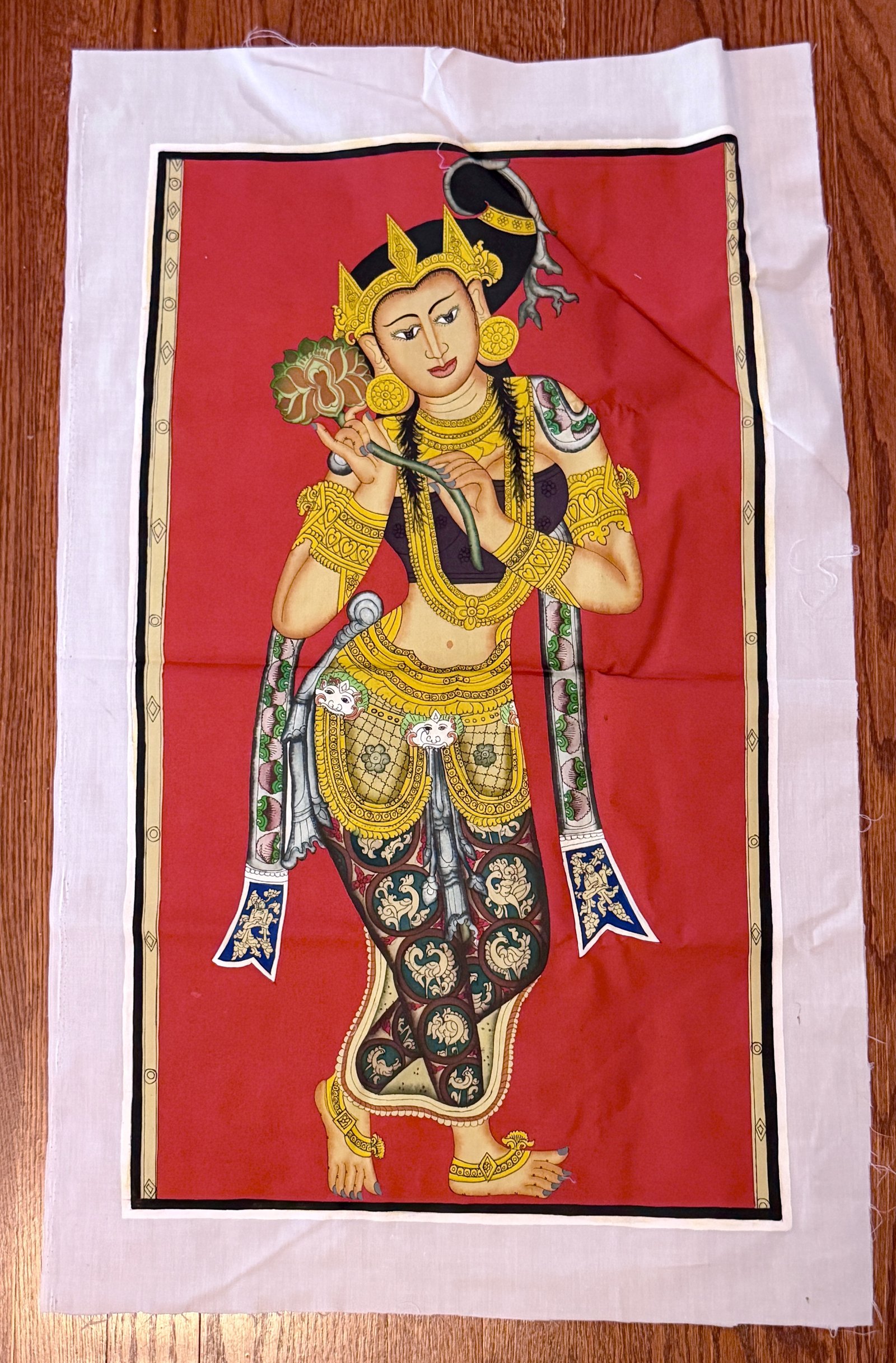 Peinture sur coton, deva couronnee tenant un lotus sur fond rouge