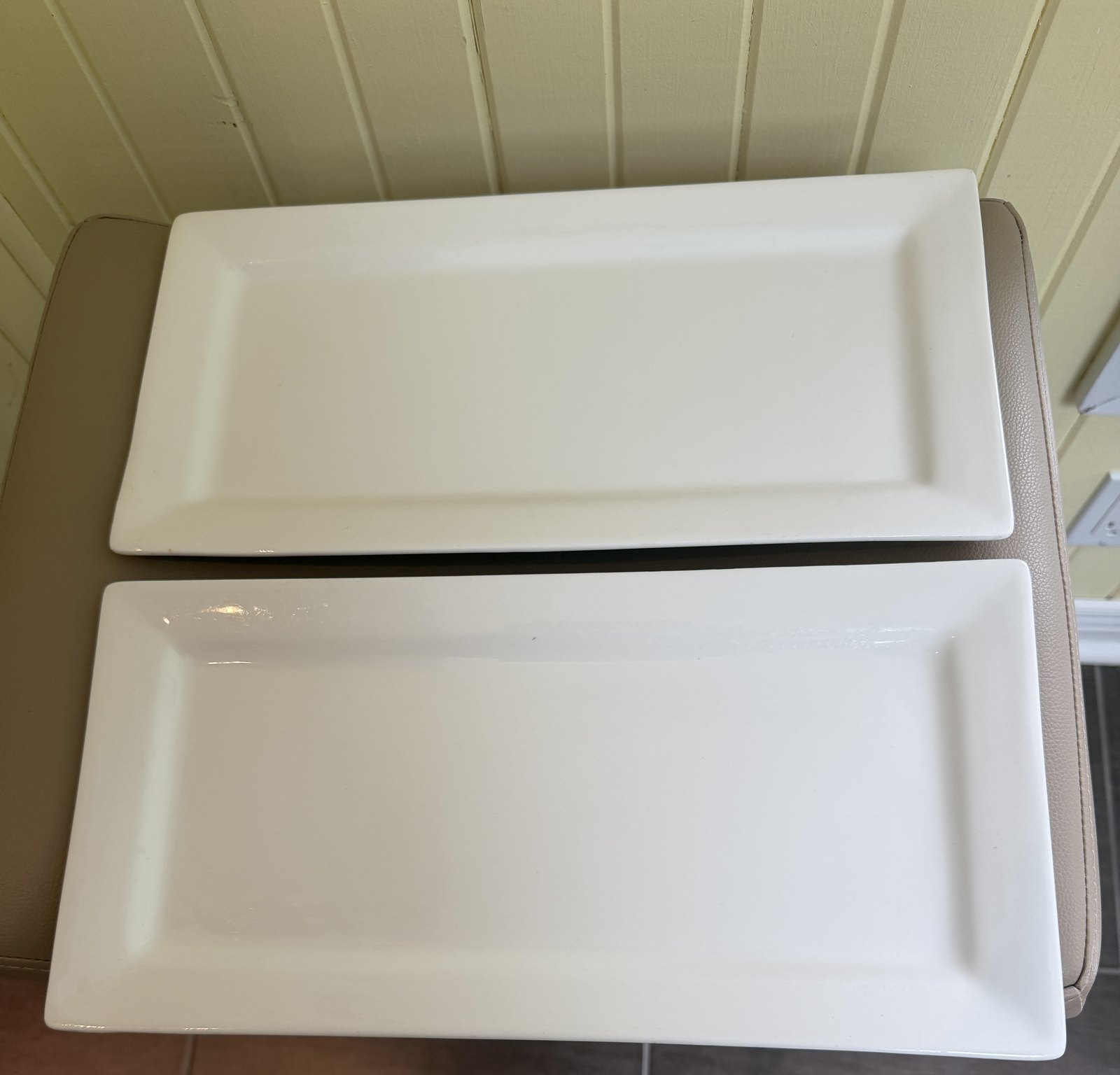 Deux plats de service rectangulaires blancs