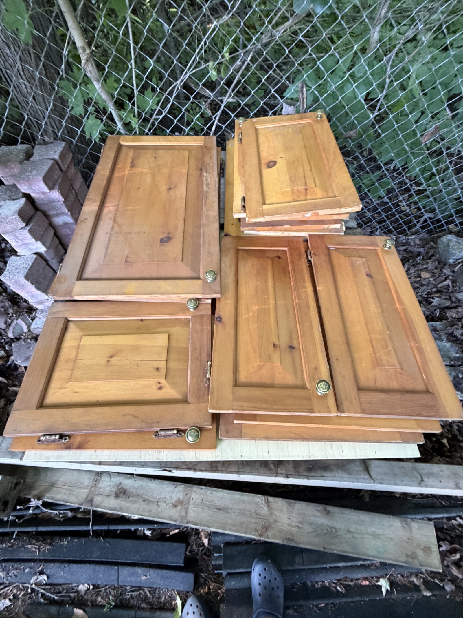 Lot de portes d'armoire de cuisine en pin noueux, teinte miel, poignées en laiton