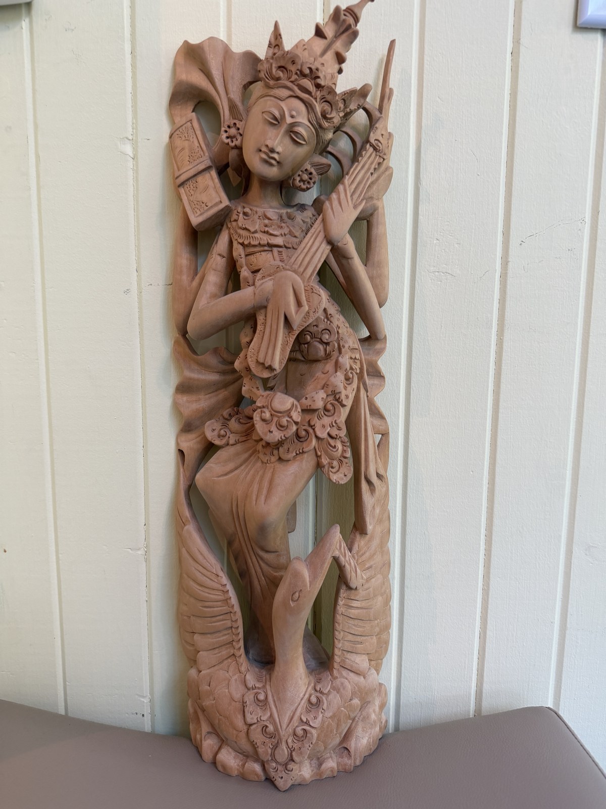 Sculpture balinaise en bois de Toona, muse musicienne au cygne
