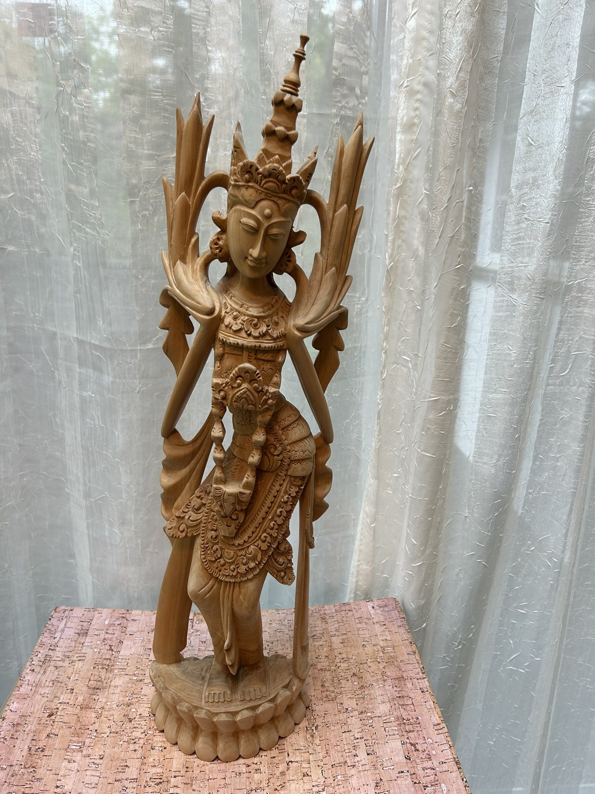Sculpture balinaise en bois de Toona, danseuse céleste