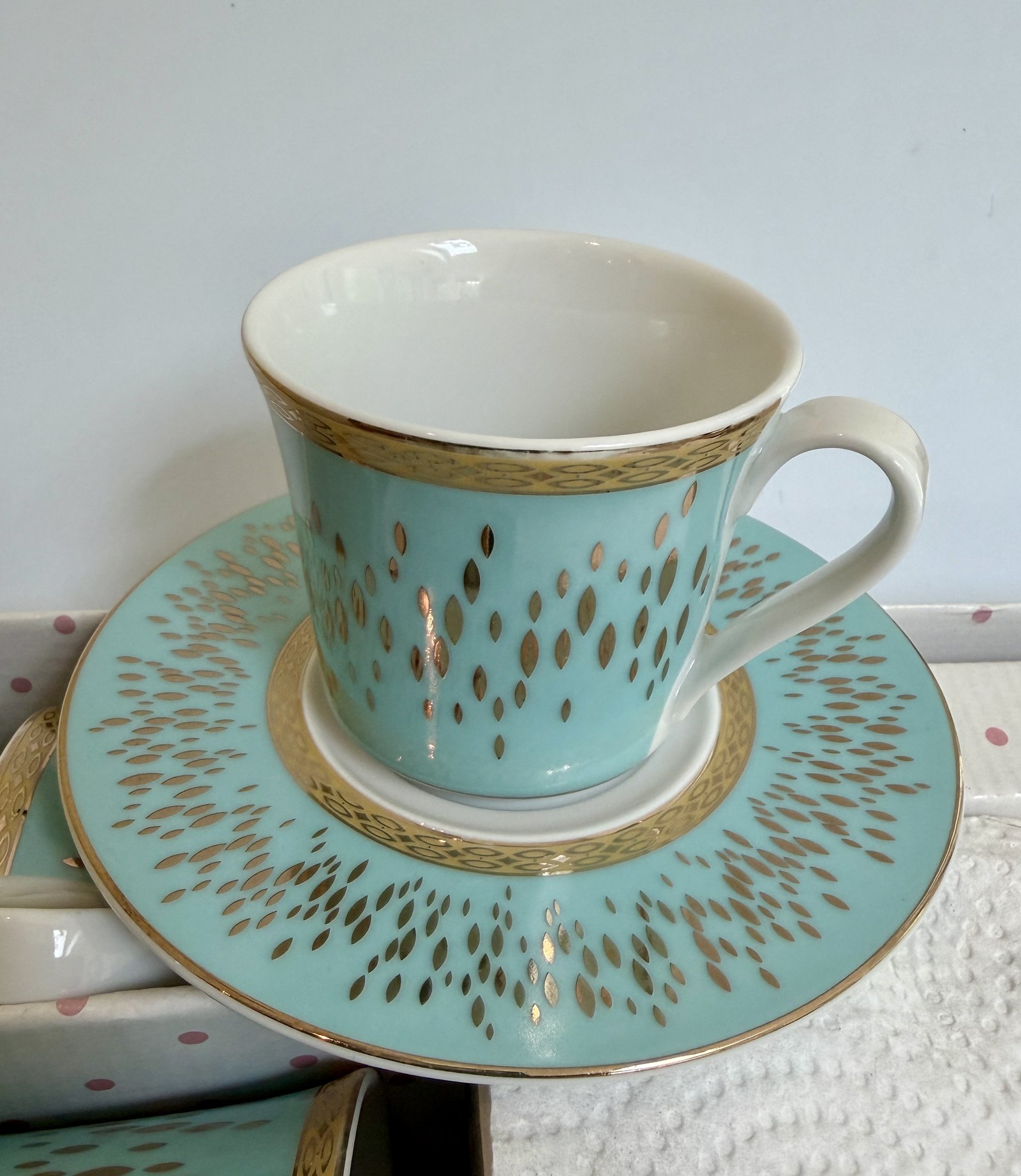Tasse à café İpek Porselen et sa soucoupe, décor or sur fond vert d'eau