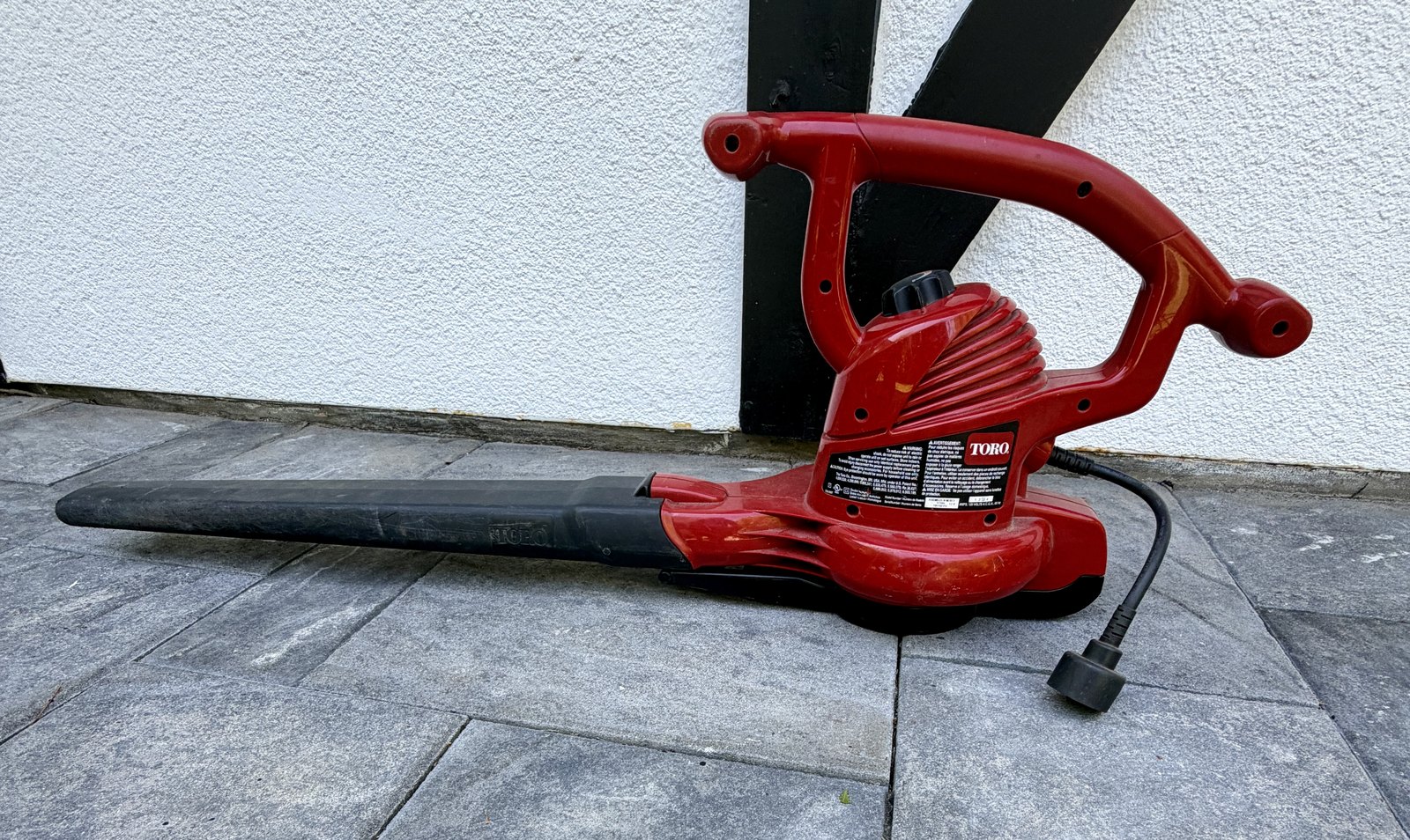 Souffleuse à feuilles électrique TORO rouge avec son tube