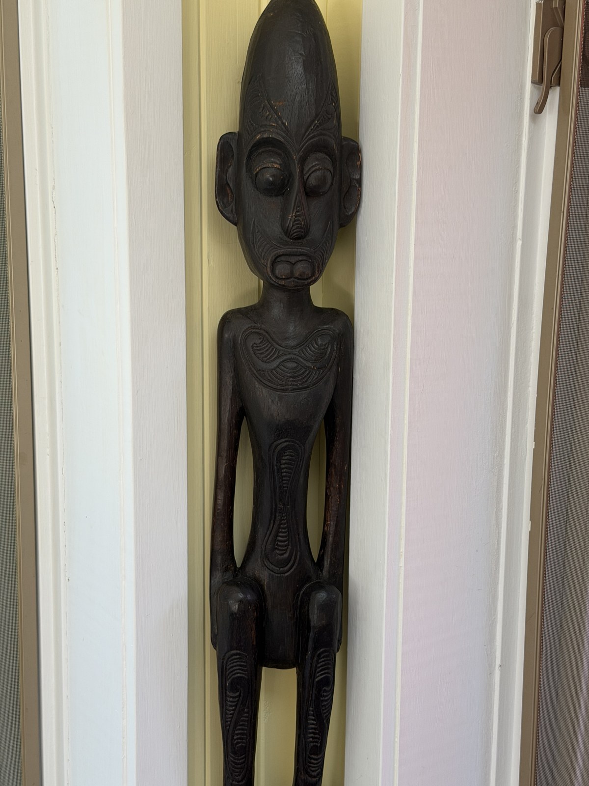 Grande statue africaine en bois sombre, personnage élancé