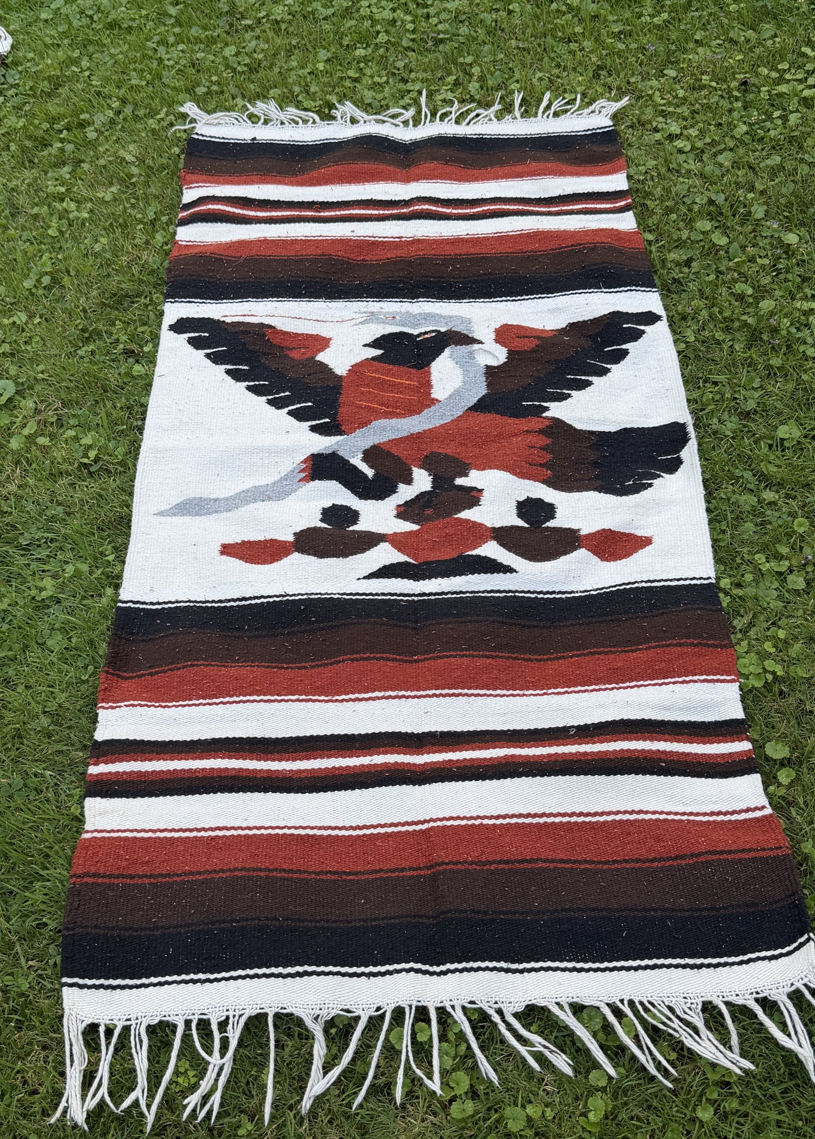 Serape mexicain à l'aigle au serpent sur nopal, fond crème rayé rouille et brun