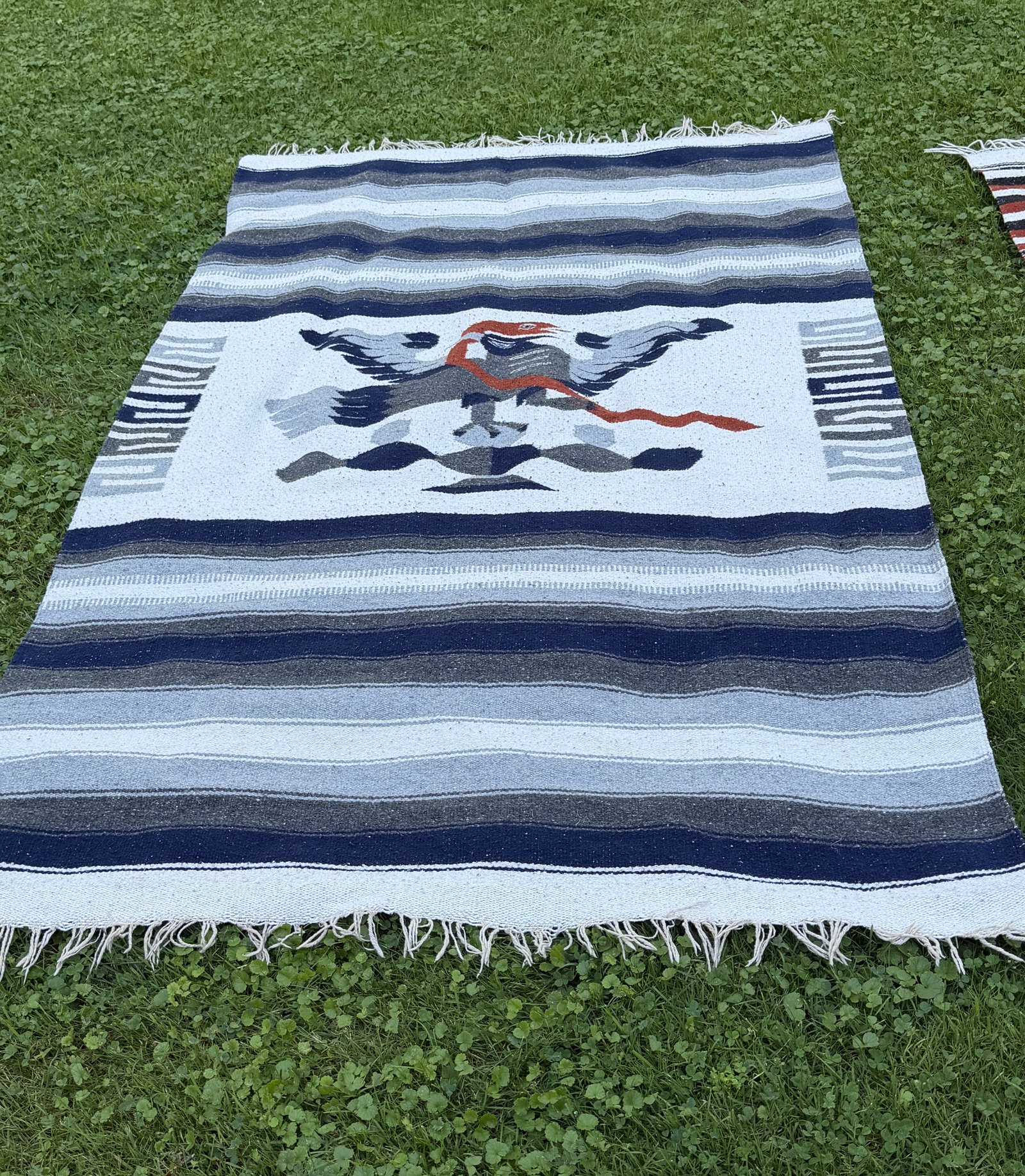Tissage mexicain à l'aigle, fond rayé bleu gris et blanc, vue d'ensemble