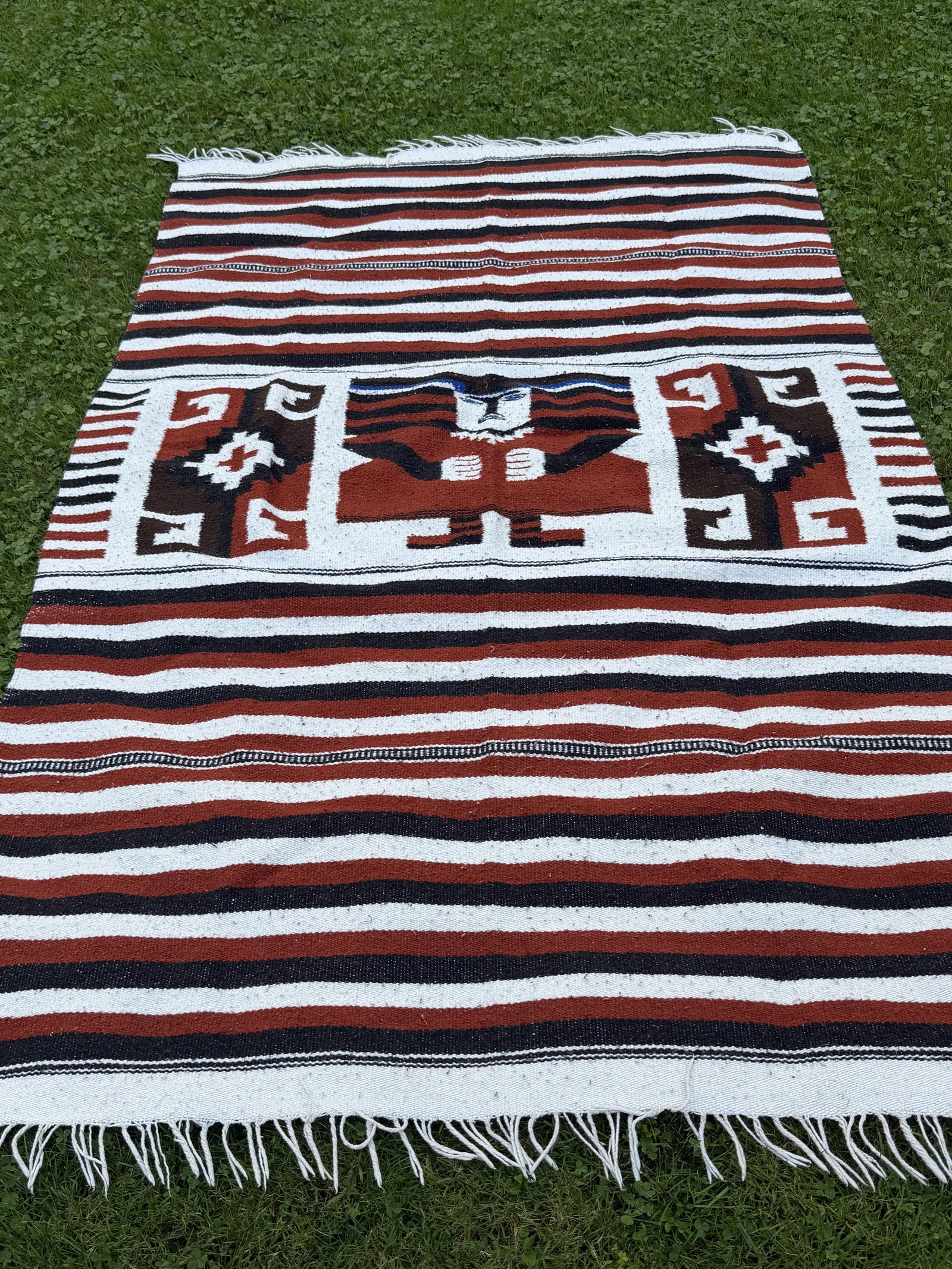 Serape mexicain à rayures rouille et noires, panneau central à personnage