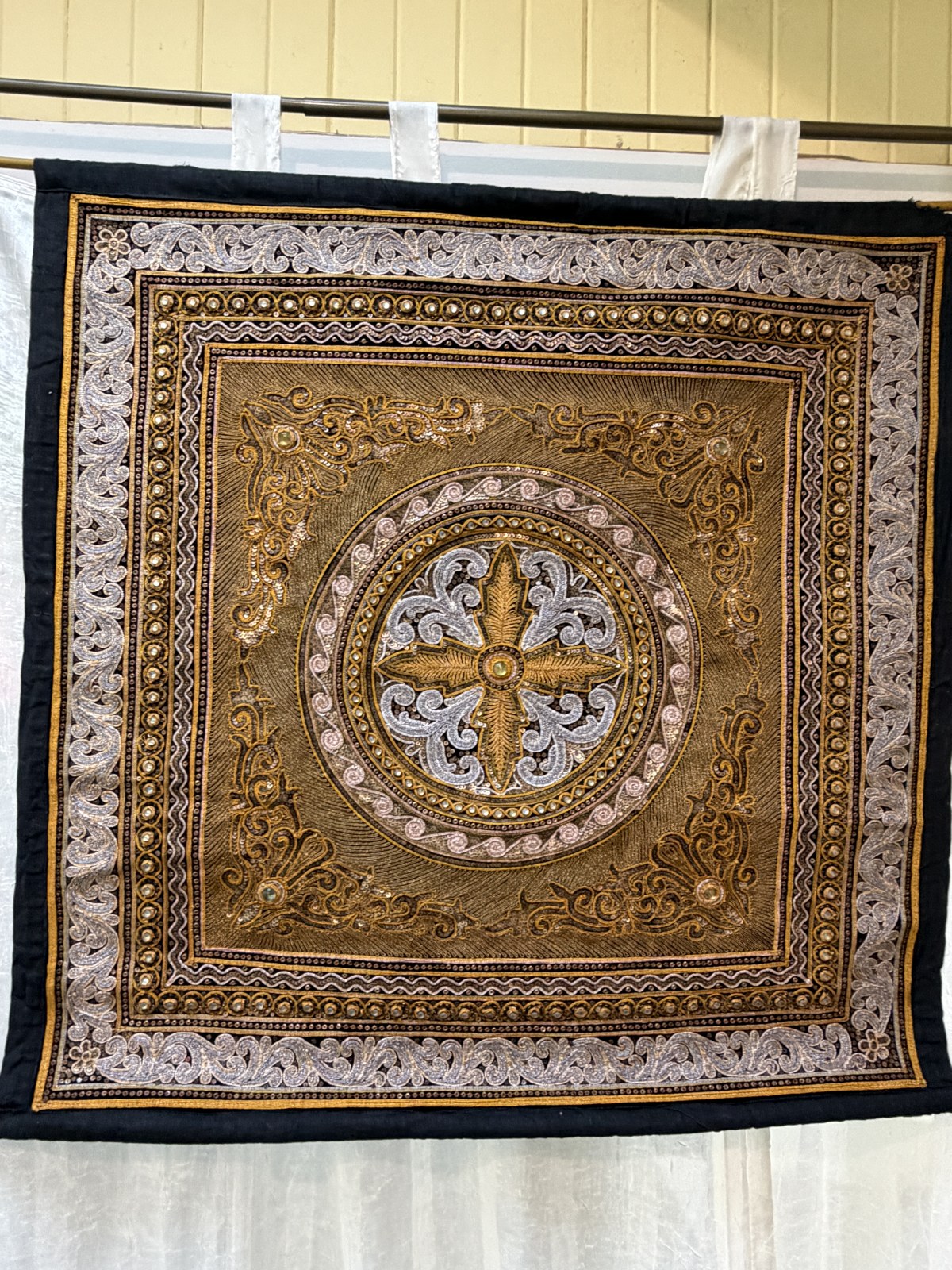 Kalaga birmane, grande tapisserie brodée à la main, or et sequins